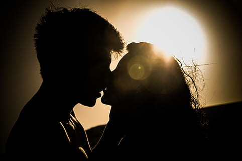 silhuetter, par, kysse, solnedgang, kærlighed, vedhæftet fil, mørk, daggry, skumring, knus, kys, elskere, mennesker, romantik, sol blænding, solopgang, sammen, silhuet, hovedskud, voksen, to personer, herrer, portræt, sidebillede, linseflare, samvær, unge mænd, par - forhold, indendørs, baggrundsbelyst, heteroseksuelle par, ansigt til ansigt, ung voksen, ungt par, sollys, profilvisning, 4K, CC0, offentligt domæne, royaltyfrie