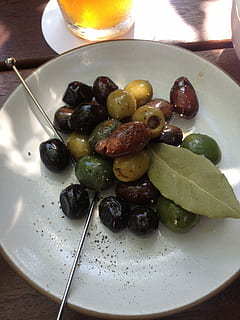 forretter, oliven, cafe, mad og drikke, plade, tapas, ingen mennesker, indendørs, mad, sund kost, frugt, klar til at spise, velvære, friskhed, stilleben, bord, grøn oliven, grøntsag, tæt på, sort oliven, høj vinkel visning, spise redskaber, skål, snack, 2K, CC0, offentligt domæne, royaltyfrie