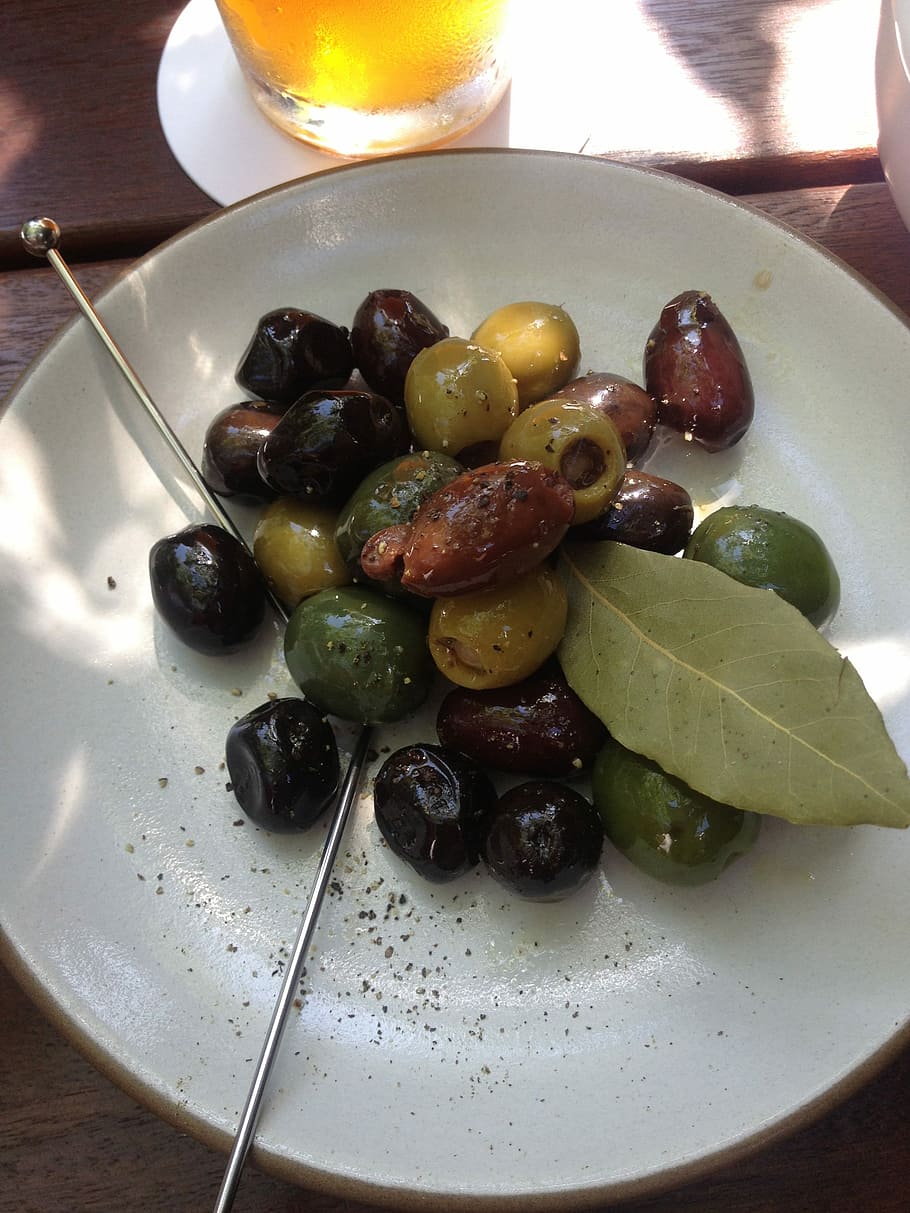 Antipasti, oliva, bar, cibo e bevande, piatto, tapas, nessuno, in casa, cibo, mangiare sano, frutta, pronto a mangiare, benessere, freschezza, natura morta, tavolo, oliva verde, verdura, avvicinamento, oliva nera, vista dall'alto, utensile da cucina, ciotola, spuntino, 2K