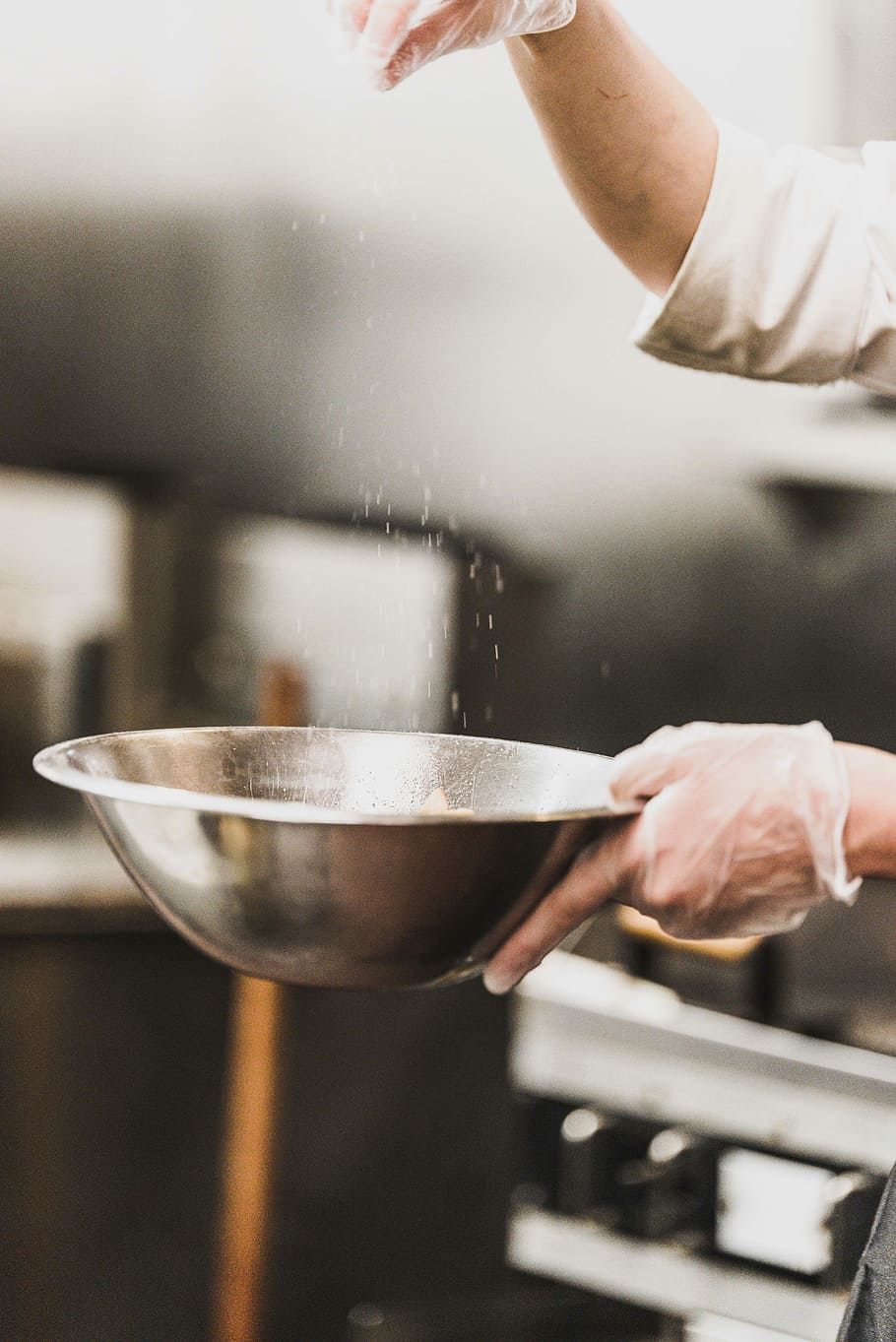 Person schmücken, grau, rostfrei, Stahlschale, Weiß, Pulver, streuen, Mehl, Bäcker, Koch, Hand, Handschuhe, Küche, Restaurant, Cafe, Kochen, Pommes, Arbeit, Lebensmittel, Salz-, menschliche Hand, Essen und Trinken, Vorbereitung, eine Person, menschliches Körperteil, echte Menschen, Küchenutensilien, drinnen, Essen vorbereiten, Besetzung, halten, Haushaltsausstattung, Gewerbliche Küche, Wohnraum, Herd, Gastronomie, 5K
