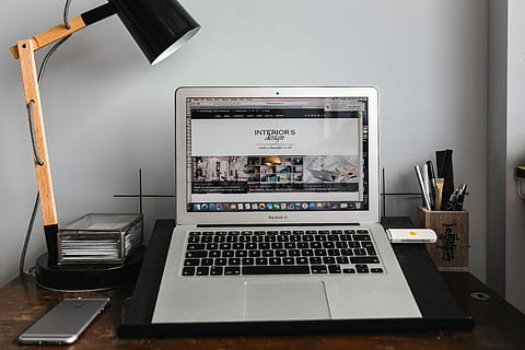 vue de face, portable, mobile, téléphone, en bois, de face, vue, téléphone portable, Bureau, espace de travail, lieu de travail, ordinateur, clavier, macbook, La technologie, iphone, iphone 6, bureau en bois, téléphone intelligent, élégant, Macbook Air, bureau à domicile, écran, iphone 6s, moniteur d'ordinateur, personne, à l'intérieur, l'Internet, Technologie sans fil, la communication, lien, table, clavier d'ordinateur, dispositif d'information portable, équipement informatique, précision, le passé, l'histoire, 4K