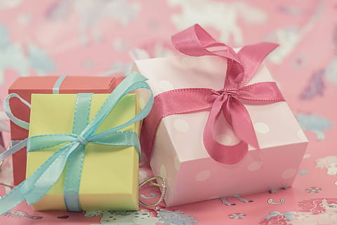 Geschenk, gemacht, Paket, Schleife, Paketschleife, Weihnachten, Weihnachtsdekoration, geben, Advent, verpackt, Geschenkverpackung, Überraschung, Geschenke, Muttertag, Kindergeburtstag, Geburtstag, Dekoration, Freude, bunt, Farbe, Kasten - Behälter, Feier, Band, Geschenkpapier, Bogen, Band - Nähartikel, gebundener Bogen, pinke Farbe, Papier-, Stillleben, Geschenkbox, Box, eingewickelt, Nahansicht, Weihnachtsgeschenk, Jahrestag, Container, keine Leute, positive Emotionen, 4K, CC0, gemeinfrei, lizenzfrei