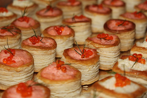 fyldet blødt wienerbrød, buffet, kold buffet, mad, kage, dessert, gourmet, mad og drikke, friskhed, indendørs, stor gruppe af objekter, tæt på, ingen mennesker, stilleben, selektiv fokusering, overflod, arrangement, klar til at spise, fuld ramme, sødt mad, i en række, overbærenhed, kinesisk mad, baggrunde, sund kost, sød, snack, fristelse, 5K, CC0, offentligt domæne, royaltyfrie