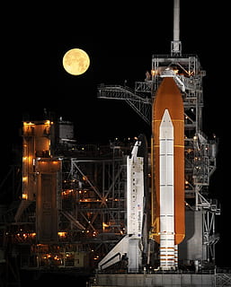 selectief, focus foto, ruimteschip, nacht, raket lancering, lanceerplatform, ontdekking, nasa, start voorbereiding, technologie, machine, 2005, volle maan, architectuur, ingebouwde structuur, buitenkant van het gebouw, verlicht, geen mensen, stad, hemel, maan, natuur, buitenshuis, reisbestemmingen, vervoer, fabriek, industrie, Oranje kleur, ruimte, gebouw, planetaire maan, 1080P, CC0, publiek domein, royaltyvrij