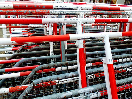 Barriere, Bezirke, Blockierung, rot, keine Leute, Verbindung, Vollbild, Hintergründe, Technologie, Tag, Kommunikation, Rohr - Rohr, Internet, Komplexität, große gruppe von gegenständen, in einer Reihe, Industrie, draußen, Kraftstoff- und Stromerzeugung, Fülle, kabellose Technologie, Computernetzwerk, Nahansicht, Netzwerkserver, silberfarben, 4K, CC0, gemeinfrei, lizenzfrei