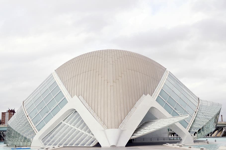l'hemisferic, museu de la cúpula marró, cúpula, edifici, arquitectura, estructura, valencium, modern, futur, arquitecte, urbà, disseny, estructura construïda, cel, exterior de l'edifici, núvol - cel, viatjar, dia, cap gent, destinacions de viatge, ciutat, a l'aire lliure, naturalesa, vista d’angle baix, transport, Color blanc, cultura i entreteniment artístic, futurista, negocis, 4K