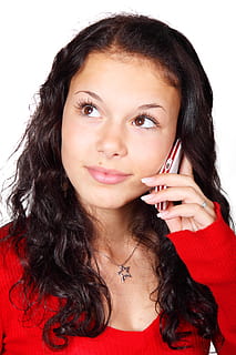 Frau, Hören, Schokoriegel Telefon Fotografie, Anruf, Berufung, Zelle, Handy, zellular, Kommunikation, Konversation, weiblich, glücklich, Handy, Mobiltelefon, Telefon, Lächeln, sich unterhalten, reden, jung, eine Person, Porträt, Studioaufnahme, weißer Hintergrund, Kopfschuss, Kamera betrachten, lange Haare, drinnen, schöne Frau, Vorderansicht, Haar, Schönheit, junger Erwachsener, Körperteil, Frisur, Erwachsene, schwarzes Haar, junge Frau, menschliches Körperteil, menschliches Gesicht, 4K, CC0, gemeinfrei, lizenzfrei