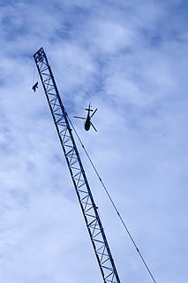 helicòpter, grua, construcció, enginyeria, edifici, cel, blau, Londres, vista d’angle baix, núvol - cel, dia, cap gent, naturalesa, volant, a l'aire lliure, vehicle aeri, transport, manera de transport, silueta, maquinària, temes d'animals, grua - maquinària de construcció, avió, animal, a l'aire, metall, 4K, CC0, domini públic, lliure de regalies