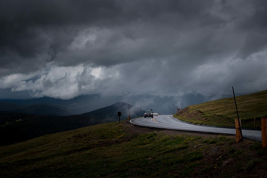 siyah, araba, gri, asfalt yol, bulutlu, gökyüzü, asfalt yol mesafesi, dağlar, gündüz, bulut, yol, Tepe, seyahat, fırtına, araç, sürücü, sürme, sis, ıslak, karayolu, roadtrip, yolculuk, bulut - gökyüzü, dağ, doğada güzellik, manzaralar - doğa, çevre, taşımacılık, doğa, kentsel olmayan sahne, fırtına bulutu, sakin sahne, insansız, ulaşım modu, huzur, peyzaj, açık havada, uğursuz, 5K