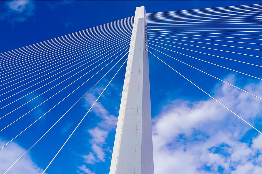 blanc, concret, de gran alçada, edifici, metall, pont, publicació, arquitectura, blau, cel, vista d’angle baix, a l'aire lliure, dia, cap gent, pista de vapor, primer pla, veler, núvol - cel, estructura construïda, naturalesa, ciutat, exterior d’edifici d’oficines, modern, Pont en suspensió, pont - estructura feta per l'home, connexió, exterior de l'edifici, transport, negocis, ratlles, gratacels, Font d'alimentació, 1080P