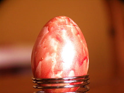 Ostern, Ei, bunt, Osterei, Frühling, bemaltes Ei, farbig, rot, Nahansicht, Lebensmittel, Essen und Trinken, drinnen, gesundes Essen, Obst, Fokus auf den Vordergrund, keine Leute, Wohlbefinden, Frische, Stillleben, Apfel - Frucht, einzelnes Objekt, Tabelle, Granatapfel, beleuchtet, Holz - Material, Süßes Essen, Rohkost, 2K, CC0, gemeinfrei, lizenzfrei