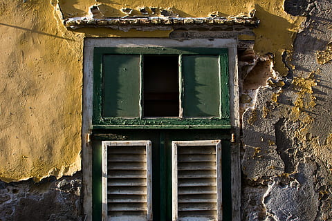 vindue, gammel, væg, henfald, forladt, forpint, afskalning, bygning, hus, hjem, årgang, retro, alderen, by-, træ, skodder, beton, beskadiget, arkitektur, bygget struktur, bygning udvendig, ingen mennesker, murbygningsfunktion, dag, boligområde, lukket, forvitret, indgang, dør, træ - materiale, udendørs, nedgang, forringelse, ødelagt, vinduesramme, 5K, CC0, offentligt domæne, royaltyfrie
