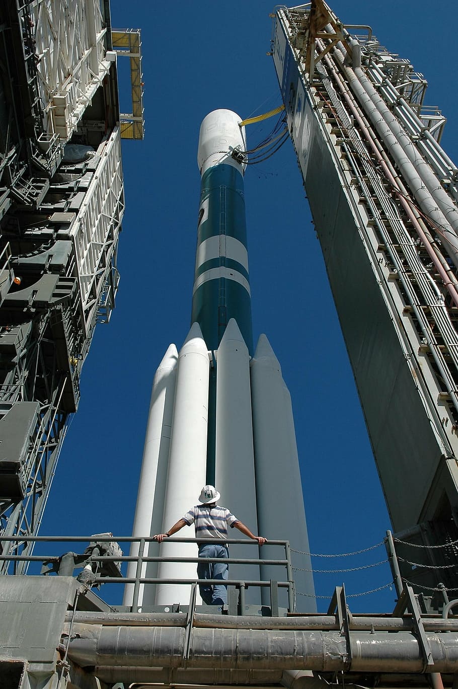nau espacial, coet, plataforma de llançament, torre, tecnologia, cosmos, espai, ciència, nasa, exploració, preparació, delta ii, estèreo, solar terrestre, observatori de relacions, observació, sol, capa canaveral, florida, EUA, indústria, exterior de l'edifici, tub de tub, vista d’angle baix, blau, estructura construïda, maquinària, generació de combustible i energia, arquitectura, fàbrica, cel, dia, naturalesa, cap gent, cel clar, pila de fums, llum solar, a l'aire lliure, edifici industrial, equipament industrial, Pol · lució, directament a sota, 2K