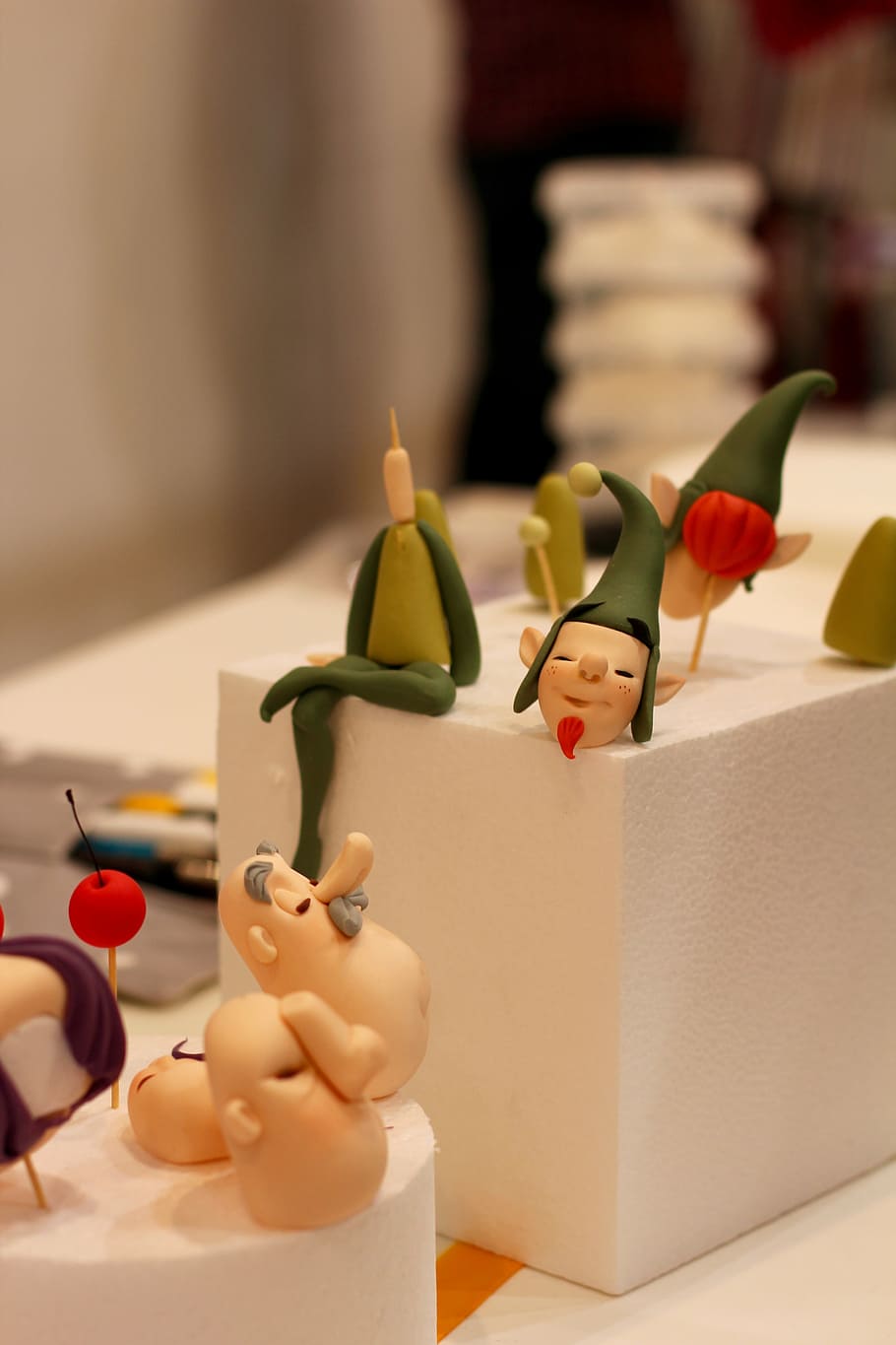 modelliermodelle, Modelli, teste, Condividere, viso, giocattolo, rappresentazione, in casa, creatività, natura morta, figurina, nessuno, arte e artigianato, cartone, rappresentazione umana, avvicinamento, scatola di cartone, concentrarsi sulle conoscenze acquisite, scatola, grande gruppo di oggetti, mestiere, somiglianza maschile, interno di casa, scatola - contenitore, 5K