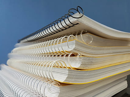 pila de libros, primavera, colegio, estudiar, línea, papel, clase, academia, notas, Nota, cuaderno, libro, perspectiva, en el aula, libro de texto, negocio, apilar, nadie, perchero, de cerca, adentro, naturaleza muerta, gran grupo de objetos, ropa, foto de estudio, azul, estante, fondo de color, colgando, cielo, textil, tendedero, cielo limpio, industria, publicación, fondo azul, 2K, CC0, dominio público, libre de derechos