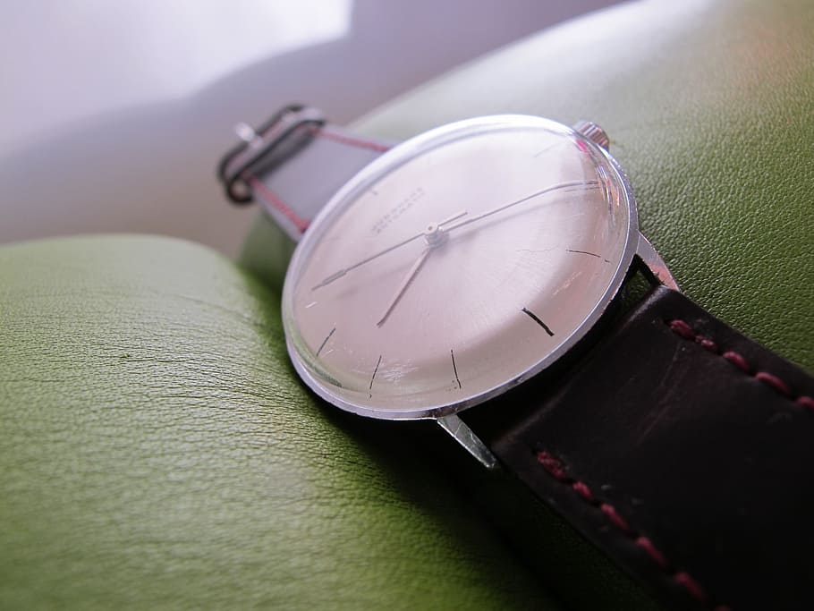 rellotge, junghans, automàtic, temps, cap gent, instrument del temps, a l'interior, primer pla, veure, rellotge de polsera, natura morta, taula, accessori personal, cuir, nombre, Minuta, estil retro, color verd, vista d’angle alt, centrar-se en primer pla, moda, rellotge de paret, 2K