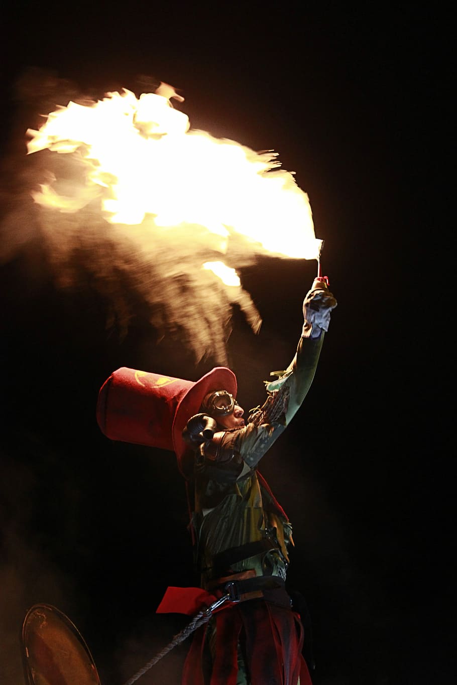 Feuerflamme, Verbrennung, Feuer, Flamme, Performance, Veranstaltung für darstellende Künste, Nur Männer, Kunst, Kultur und Unterhaltung, Nur ein Mann, Erwachsene, eine Person, echte Menschen, Dreiviertel Länge, halten, Fertigkeit, Männer, Bewegung, Nacht-, Feuer - natürliches Phänomen, Lebensstile, Rückansicht, Tanzen, Natur, menschlicher Arm, Arme erhoben, 5K