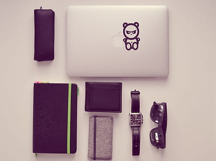 sudraba MacBook, Sudrabs, piezīmjdators, piezīmes, pildspalvas, pulkstenis, saulesbrilles, nerd, notepad, birojs, rakstāmgalds, atvaļinājumu, pildspalvu, bloķēt, izdevums, marķieri, lapas, dators, zīmulis, papīrs, bezvadu tehnoloģija, tehnoloģijas, klēpjdators, portatīvo informācijas ierīci, tieši iepriekš, nav cilvēku, telpās, komunikāciju, Klusā daba, tabula, augsts leņķa skats, savienojumu, vienošanās, viedtālrunis, objektu grupa, liela objektu grupa, studija, variācijas, radošumu, izvēle, personiskais piederums, piezīmju bloks, 4K, CC0, publiskais domēns, bez atlīdzības