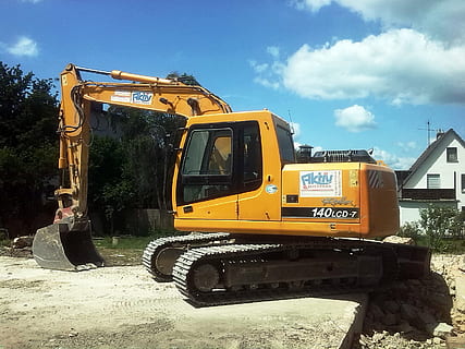 gul, sort, rendegraver, træ, gravemaskiner, byggemaskine, websted, maskine, maskiner, konstruktion, værktøj, traktor skovl, klinge, transportform, land køretøj, transportmidler, byggemaskiner, natur, himmel, dag, byggebranchen, sollys, bulldozer, byggeplads, vej, maskineri, earth mover, bygget struktur, arkitektur, kommercielt landkøretøj, udendørs, bygning udvendig, ingen mennesker, byggemateriale, skolebus, 1080P, CC0, offentligt domæne, royaltyfrie