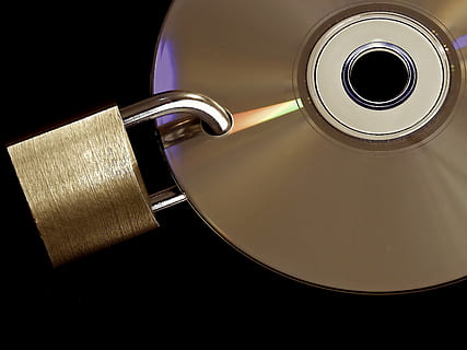 disque avec cadenas, politique de confidentialité, sécurité des données, crypté, mot de passe, données d'accès, cadenas en U, à, fermé, métal, brillant, sauvegardé, d'or, Sécurité, ordinateur, numérique, Achevée, CD, DVD, tranche de données, Château, cadenas, sauvegarde de données, sauvegarde, à l'intérieur, fermer, personne, fond noir, nature morte, La technologie, protection, Nourriture et boisson, vue grand angle, la musique, deux objets, prise de vue en studio, richesse, couleur argentée, Forme géométrique, luxe, instrument de musique, 2K, CC0, domaine public, libre de droits