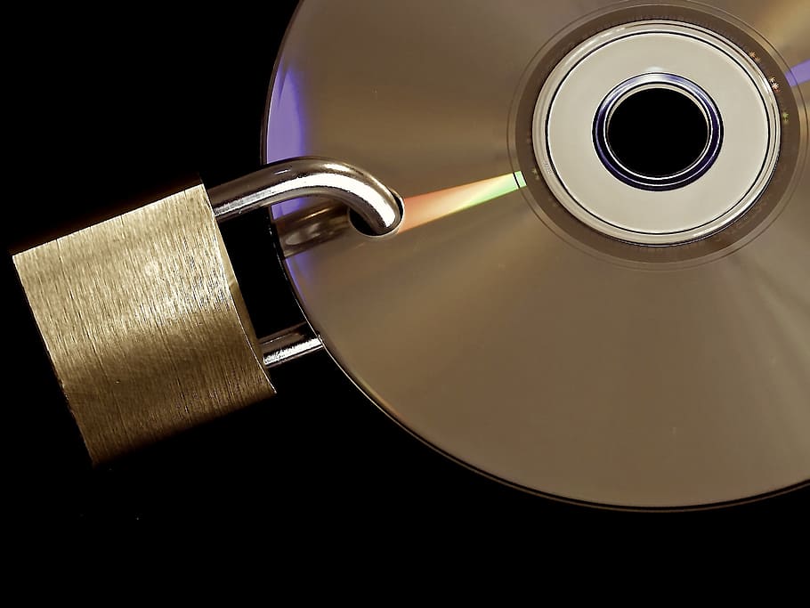 disco con lucchetto, politica sulla riservatezza, la sicurezza dei dati, criptato, parola d'ordine, accesso ai dati, u-lock, a, chiuso, metallo, brillante, backup, d'oro, sicurezza, computer, digitale, completare, CD, DVD, fetta di dati, castello, lucchetto, backup dei dati, di riserva, in casa, avvicinamento, nessuno, sfondo nero, natura morta, tecnologia, protezione, cibo e bevande, vista dall'alto, musica, due oggetti, girato in studio, ricchezza, color argento, forma geometrica, lusso, strumento musicale, 2K