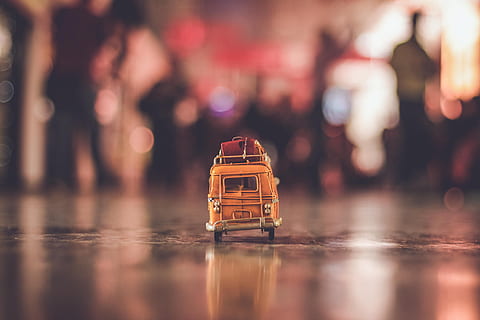 luce, città, tramonto, acqua, azione, architettura, sfondo sfocato, costruzione, auto, defocused, sera, bagaglio, nostalgico, all'aperto, marciapiede, riflessione, strada, estate, macchina giocattolo, viaggio, veicolo, giallo, messa a fuoco selettiva, in casa, avvicinamento, tavolo, nessuno, livello di superficie, concentrarsi sulle conoscenze acquisite, natura morta, fede, singolo oggetto, giorno, giocattolo, metallo, rosso, color oro, eccitazione, 5K, CC0, dominio pubblico, privo di copyright