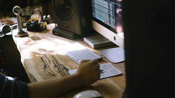 Mann, mit, Silber Imac, tagsüber, Computer, Tastatur, Apfel, Elektronik, modern, Technologie, Geschäft, Büro, Arbeit, Schreibtisch, Tabelle, Redner, Stift, Papier-, schreiben, Hand, selektiver Fokus, drinnen, Kommunikation, Menschen, High Angle View, Verbindung, Möbel, Erwachsene, kabellose Technologie, menschliches Körperteil, Holz - Material, Lebensstile, Tag, 5K, CC0, gemeinfrei, lizenzfrei
