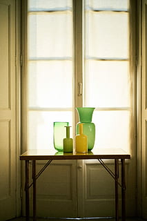 Foto, vaser, top, bord, foran, vindue, fire, assorteret, glasvaser, vase, design, træ, indendørs, ingen mennesker, hjemlige værelse, hjem interiør, husholdningsudstyr, hjem, dag, beholder, kop, hus, stilleben, møbel, glas - materiale, velvære, tæt på, glas, fravær, forfriskning, porcelæn, 8K, CC0, offentligt domæne, royaltyfrie