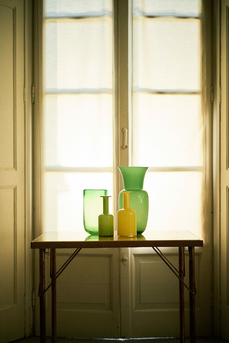 Foto, vaser, top, bord, foran, vindue, fire, assorteret, glasvaser, vase, design, træ, indendørs, ingen mennesker, hjemlige værelse, hjem interiør, husholdningsudstyr, hjem, dag, beholder, kop, hus, stilleben, møbel, glas - materiale, velvære, tæt på, glas, fravær, forfriskning, porcelæn, 8K