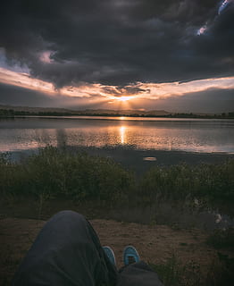 posto, sognare, persona, reclinabile, corpo, acqua, raggi crepuscolari, Sunray, lago, nuvoloso, nube, natura, nuvola - cielo, cielo, bellezza nella natura, scenics - natura, persone reali, tramonto, una persona, sezione bassa, gamba umana, scena non urbana, la tranquillità, parte del corpo umano, prospettiva personale, stili di vita, scena tranquilla, parte del corpo, all'aperto, jeans, 8K, CC0, dominio pubblico, privo di copyright
