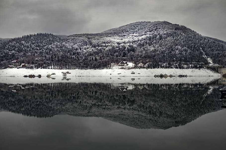 fotografie peisaj, Munte, corp, apă, fund, lângă, întuneric, nori, lac, reflecţie, casă, zăpadă, scenice - natura, cer, frumusețe în natură, liniște, o scenă liniștită, nor - cer, natură, temperatura rece, malul mării, nici o persoana, plantă, scenă non-urbană, copac, în aer liber, un munte acoperit de zăpadă, reflexie lac, lagună, 4K