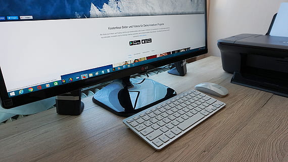 monitor, computerscherm, toetsenbord, computer, scherm, muis, bureau, printer, technologie, desktop pc, binnenshuis, computerapparatuur, tafel, meubilair, verbinding, communicatie, computermuis, bedrijf, Draadloze technologie, kantoor, geen mensen, uitrusting, zakelijke activiteiten, 5K, CC0, publiek domein, royaltyvrij