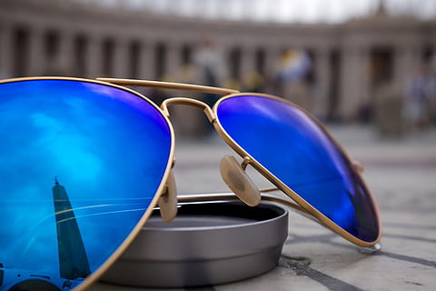 selektiv, fokus foto, blå, linser aviator-stil solbriller, guldfarvede rammer, rund, grå, sag, solbriller, afspejling, arkitektur, bygget struktur, bygning udvendig, rejse, fokus på forgrunden, by, dag, ingen mennesker, rejsemål, tæt på, udendørs, turisme, transportform, historie, fortiden, briller, transportmidler, byliv, 2K, CC0, offentligt domæne, royaltyfrie