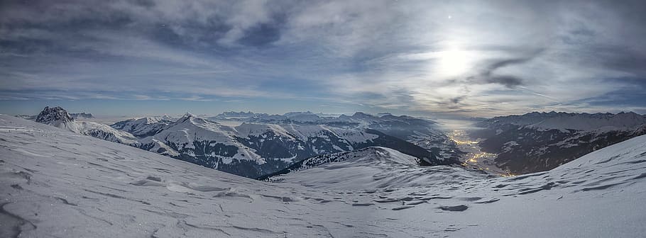 camp de neu durant el dia, núvols, fred, alba, vespre, boira, gelades, congelat, glacera, glaceres, alt, turó, gel, paisatge, muntanya, cim de muntanya, a l'aire lliure, panorama, escènic, cel, neu, sol, sortida del sol, posta de sol, viatjar, hivern, temps, naturalesa, temperatura de fred, cap gent, escenics, núvol - cel, medi ambient, escenics - natura, panoràmica, bellesa a la natura, esport, Serra, festa, destinacions de viatge, esport d'hivern, muntanya nevada, 5K