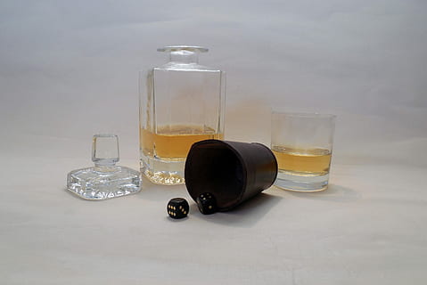 hazard, sześcian, bzdury, Brandy, alkohol, grać, Whisky, butelka, karafka, szkło, drink, bar, Burbon, uzależnienie, szklanka, jedzenie i picie, ciekły, żadnych ludzi, odświeżenie, wyposażenie domu, pojemnik, szkło - materiał, wewnątrz, martwa natura, stół, zbliżenie, studio strzał, jedzenie, przezroczysty, białe tło, świeżość, rozpylacz perfum, 2K, CC0, domena publiczna, darmowe zdjęcia