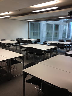 aula, insegnamento, scuola, educativo, classe, apprendimento, tavolo, posto a sedere, sedia, scrivania, in casa, vuoto, assenza, mobilia, formazione scolastica, nessuno, attività commerciale, finestra, soffitto, ufficio, architettura, Business aziendale, 2K, CC0, dominio pubblico, privo di copyright