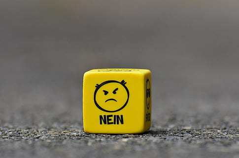 žlutá, kostky, hnědý, povrch, smajlík, Ne, ponurý, krychle, legrační, tváře, emotikonu, nálada, smajlíci, pocity, emoce, rozličný, sdělení, podepsat, nikdo, detail, selektivní zaměření, varovná cedule, kopie prostor, bezpečnost, jeden objekt, asfalt, silnice, texturou, den, riziko, venku, stálý život, šedá, text, výstražný symbol, 5K