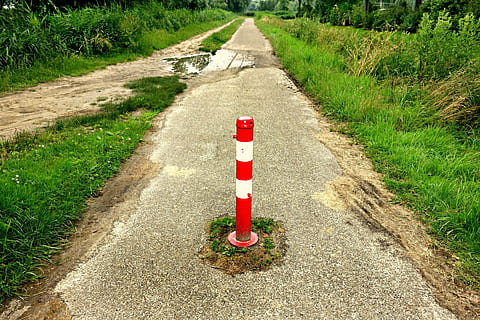 rosso, posto di traffico, grigio, strada asfaltata, blocco stradale regolabile, pista ciclabile, nessun post di entrata, sentiero, inviare, barriera di sicurezza rosso-bianco, blocco stradale, barriera di sicurezza, strisce, traffico, bianca, strada, Pericolo, prospettiva decrescente, sicurezza, all'aperto, asfalto, nessuno, scena rurale, mezzi di trasporto, pianta, direzione, erba, la strada davanti, cartello, colore verde, natura, giorno, terra, guida, comunicazione, 4K, CC0, dominio pubblico, privo di copyright