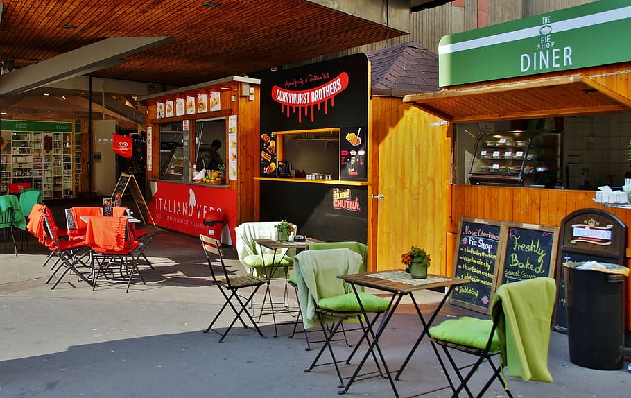 stand, currywurst, imbis, refresc, cadira, restaurant, cafeteria, taula, bar - establiment de begudes, menjar i beguda, seient, arquitectura, mobles, text, exterior de l'edifici, estructura construïda, negocis, comunicació, edifici, buit, absència, cap gent, dia, porta, menú, 1080P