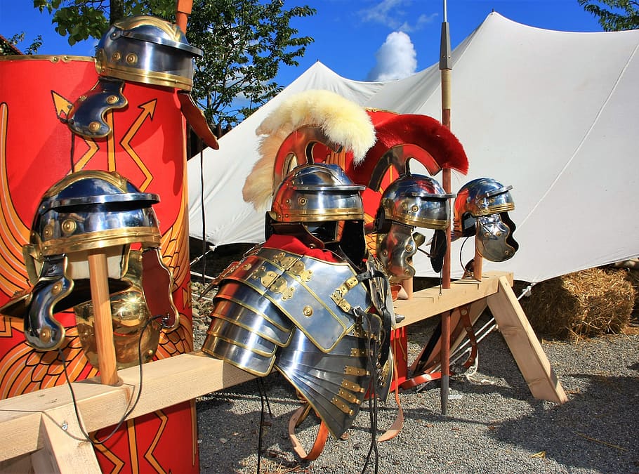 armadura, timó, espasa, romans, corretja, trencar, història, històricament, actuació, teatre, romanç, caesar, cuir, tenda, bock, cel, vestit d’armadura, protecció, el passat, militar, arquitectura, escut, seguretat, dia, barreteria, naturalesa, cavaller - persona, a l'aire lliure, vermell, metall, uniforme, casc, arma, batalla, govern, 2K