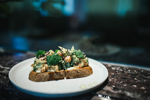 sandwich, roti, sarapan, hidangan, hijau, herba, makan siang, makan, peterseli, piring, ikan salmon, putih, makanan, gourmet, mengiris, kesegaran, sayur-mayur, makan malam, merapatkan, tidak ada orang, makanan dan minuman, makan sehat, kue, fokus pada latar depan, siap untuk dimakan, kesejahteraan, dalam ruangan, meja, hari, fokus selektif, alam, buah, kesenangan, godaan, hiasan, 2K, CC0, domain publik, bebas royalti