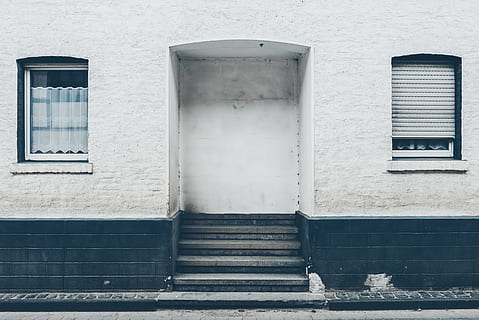 tancar, foto, blanc, negre, concret, edifici, entrada, panell de finestra de fusta blanca, pintat, paret, establiment, finestra, façana, passos, arquitectura, exterior de l'edifici, porta, casa, cap gent, arquitectura i edificis, vell, funció de construcció de parets, estructura construïda, a l'aire lliure, dia, tancat, barri residencial, escala, barana, ciutat, vidre - material, obturador, seguretat, 4K, CC0, domini públic, lliure de regalies