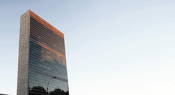 edificio in cemento argentato, argento, calcestruzzo, costruzione, architettura, struttura costruita, esterno dell'edificio, moderno, cielo, scena urbana, architettura ed edifici, edificio per uffici, grattacielo, città, copia spazio, attività commerciale, edificio per uffici esterno, ufficio, alto - alto, nessuno, natura, Inquadratura dal basso, cielo sereno, industria, giorno, vetro - materiale, all'aperto, lega, acciaio, vuoto, 4K, CC0, dominio pubblico, privo di copyright