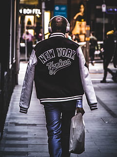 persona, indossare, nuovo, giacca di york, a piedi, costruzione, persone, uomo, tipo, strada, giacca, città, notte, luci, sfocatura, uomini, scena urbana, retrovisore, architettura, concentrarsi sulle conoscenze acquisite, una persona, persone accessorie, testo, comunicazione, sceneggiatura occidentale, persone reali, Borsa, vita di città, stili di vita, sentiero, tre quarti, capi di abbigliamento, all'aperto, 2K, CC0, dominio pubblico, privo di copyright