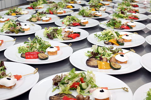 plats d 'amanida, amanida, plats, amanides, placa, bufet, bufet fred, deliciós, abundant, menjar, benefici de, nutrició, frisch, trossos, saludable, saborós, és clar, menjar i beguda, vista d’angle alt, variació, taula, frescor, llest per menjar, vegetals, cap gent, alimentació saludable, mida de la porció, a l'interior, natura morta, benestar, abundància, enfocament selectiu, utensili per menjar, bol, vaixella, configuració, temptació, 5K, CC0, domini públic, lliure de regalies