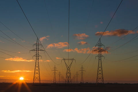 Foto, Fachwerktürme, Sendemast, klar, Blau, Himmel, golden, Stunde, schwarzes Metall, elektrisch, Beiträge, Elektrizität, Stromleitung, Kraftstoff- und Stromerzeugung, Strommast, Leistung, Energie, Sonnenuntergang, Industrie, Kabel, Technologie, Netzteil, Turm, Silhouette, Dämmerung, Natur, Generator, Ausrüstung, Umgebung, keine Leute, Verbindung, wolke - himmel, orange Farbe, Sonne, Flachwinkelansicht, Szenen - Natur, Feld, draußen, Komplexität, elektrische Ausrüstung, 5K, CC0, gemeinfrei, lizenzfrei