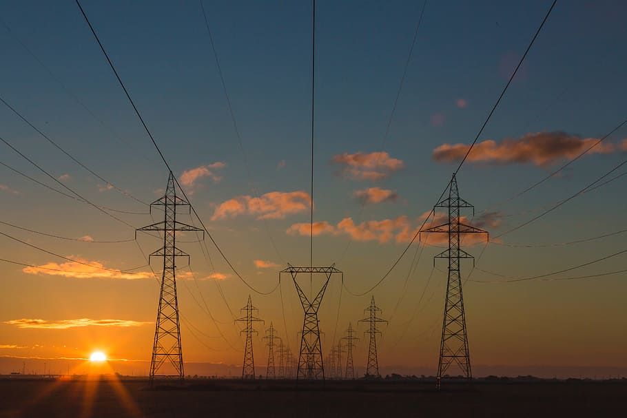 foto, torres de truss, torre de transmissió, clar, blau, cel, daurat, hores, black metal, elèctric, missatges, electricitat, línia elèctrica, generació de combustible i energia, piló d’electricitat, poder, energia, posta de sol, indústria, cable, tecnologia, Font d'alimentació, torre, silueta, vespre, naturalesa, generador, equipament, medi ambient, cap gent, connexió, núvol - cel, color taronja, sol, vista d’angle baix, escenics - natura, camp, a l'aire lliure, complexitat, equipament elèctric, 5K