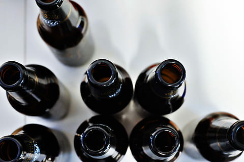 aèria, fotografia, negre, ampolles, vuit, blanc, superfície, ampolla, buit, cervesa, beure, alcoholisme, ampolla buida, alcohol, marró, ampolla de vi, vi, a l'interior, contenidor, menjar i beguda, refresc, primer pla, en fila, vidre - material, cap gent, vista d’angle alt, enfocament selectiu, vidre, natura morta, salut i medicina, centrar-se en primer pla, celler, vi negre, 2K, CC0, domini públic, lliure de regalies
