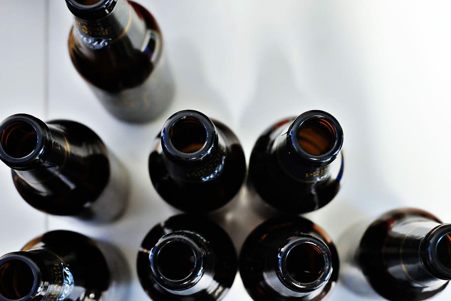 aèria, fotografia, negre, ampolles, vuit, blanc, superfície, ampolla, buit, cervesa, beure, alcoholisme, ampolla buida, alcohol, marró, ampolla de vi, vi, a l'interior, contenidor, menjar i beguda, refresc, primer pla, en fila, vidre - material, cap gent, vista d’angle alt, enfocament selectiu, vidre, natura morta, salut i medicina, centrar-se en primer pla, celler, vi negre, 2K