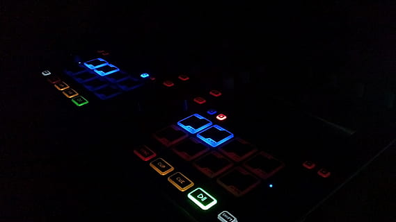 lys, glødende, computer tastatur, inde, værelse, dj, controller, mørke, nat, knap, teknologi, nummer, meddelelse, forbindelse, ingen mennesker, trådløs teknologi, belyst, indendørs, tæt på, internet, computer netværk, kunstkultur og underholdning, udstyr, multi farvet, sort baggrund, skilt, digital display, cyberspace, computer, kontrollere, 2K, CC0, offentligt domæne, royaltyfrie